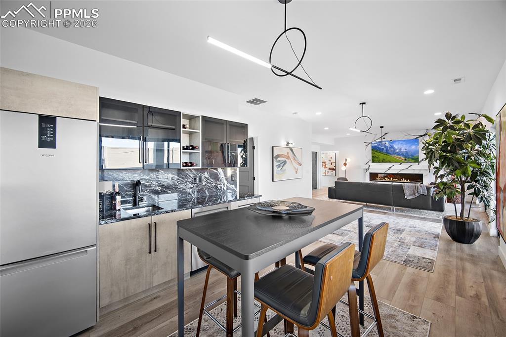 Image 23 of 34: Dining Area