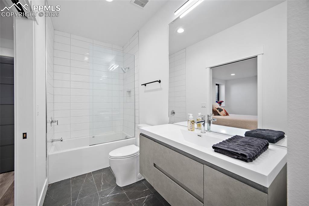 Image 25 of 34: Bathroom