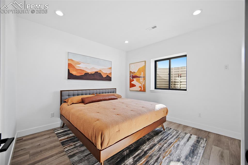 Image 28 of 34: Bedroom