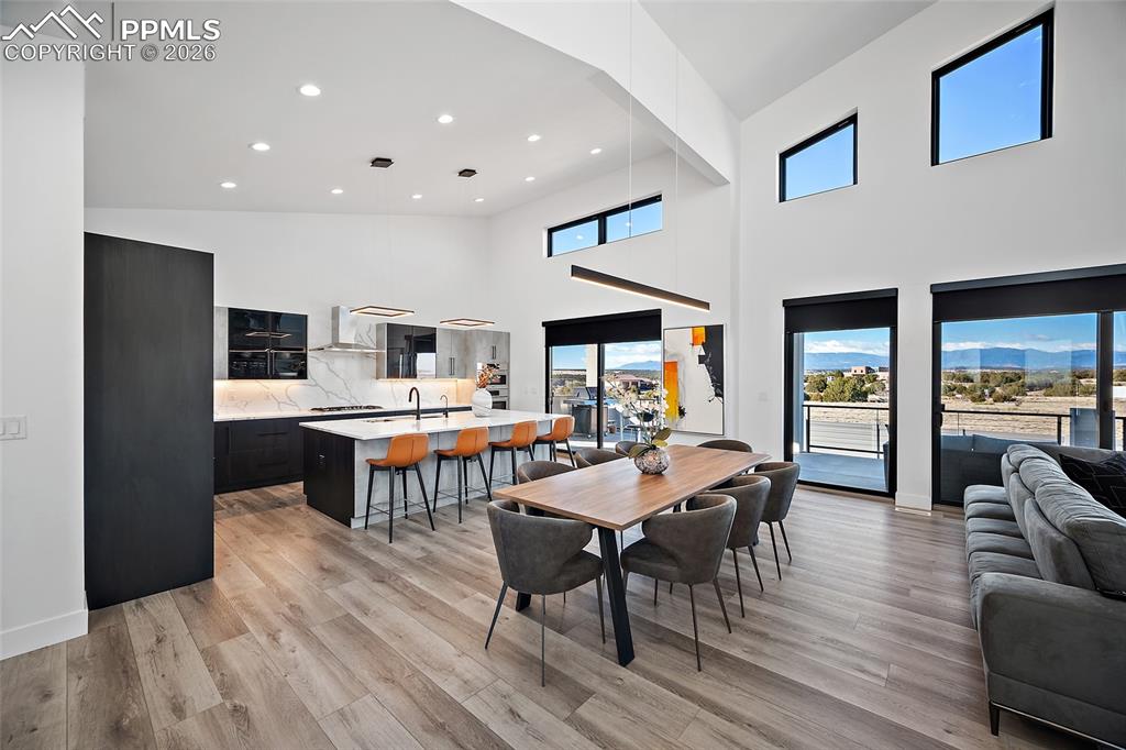 Image 5 of 34: Dining Area