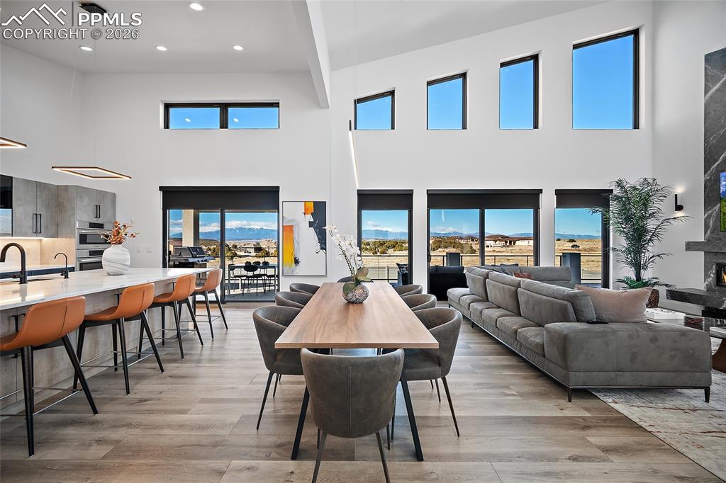 Image 6 of 34: Dining Area