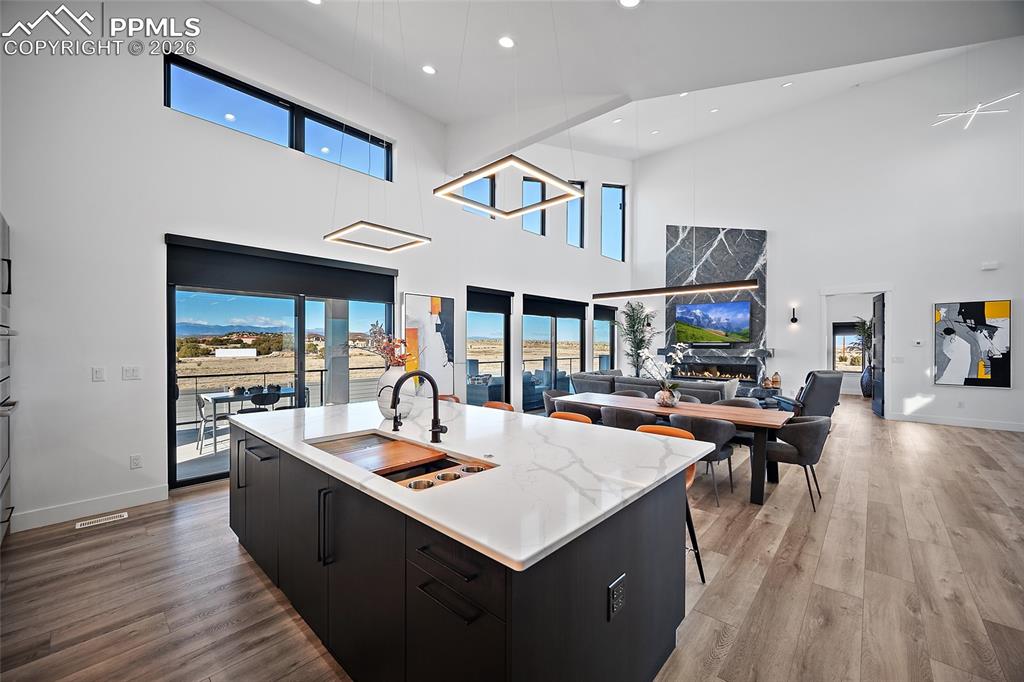 Image 7 of 34: Kitchen