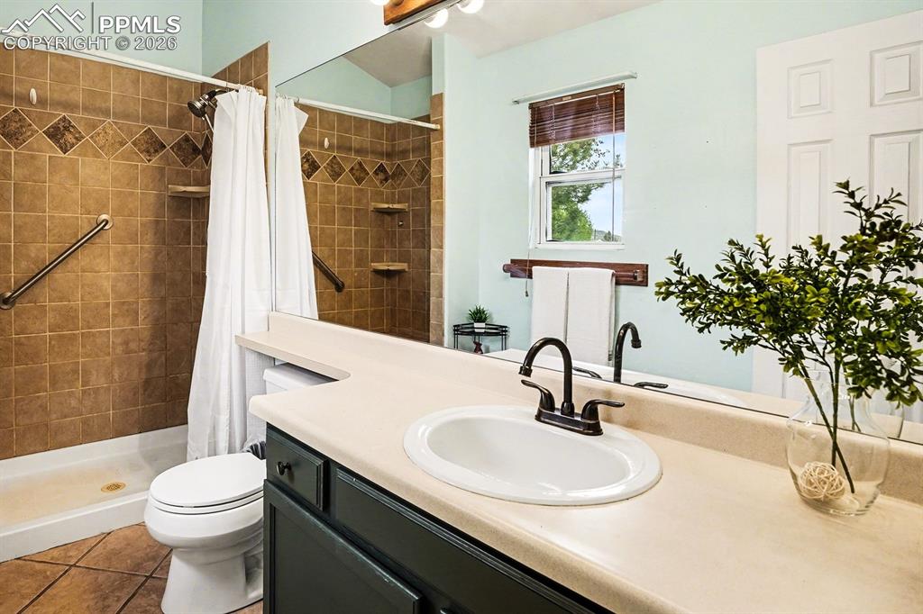 Image 10 of 14: Bathroom