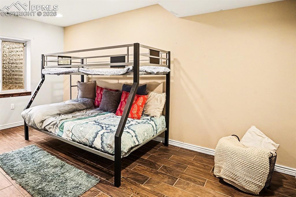 Image 13 of 14: Bedroom
