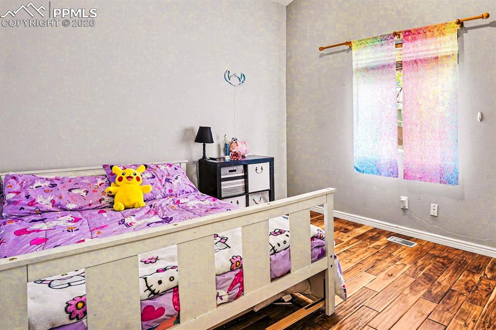 Image 14 of 14: Bedroom