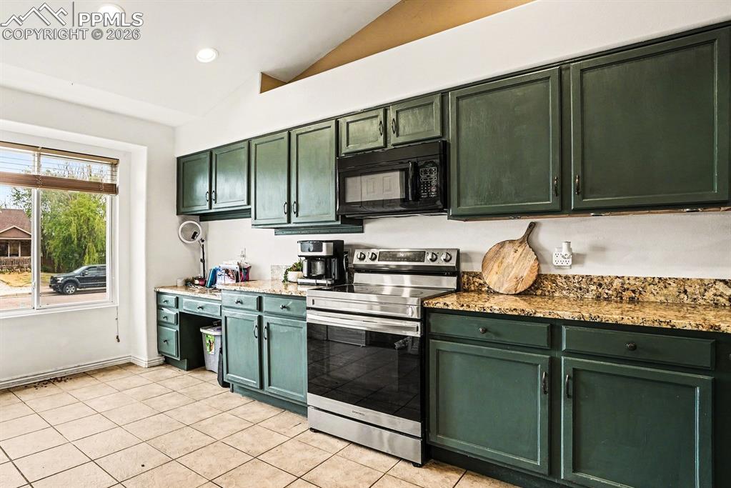Image 7 of 14: Kitchen
