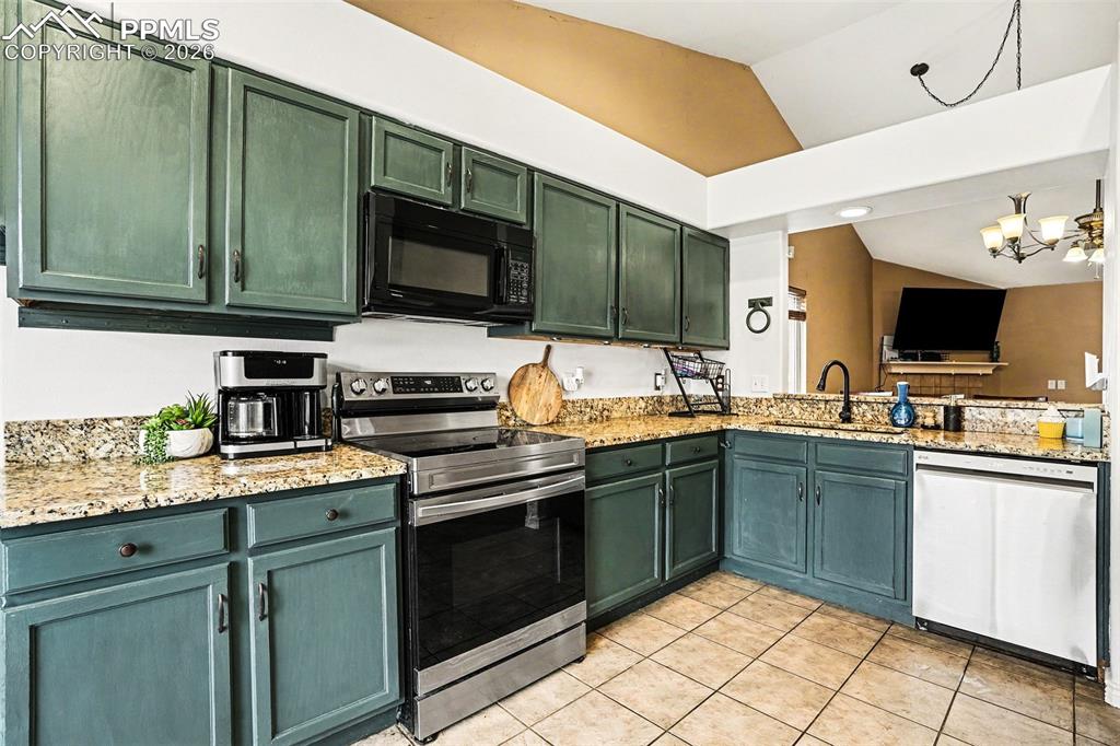 Image 8 of 14: Kitchen