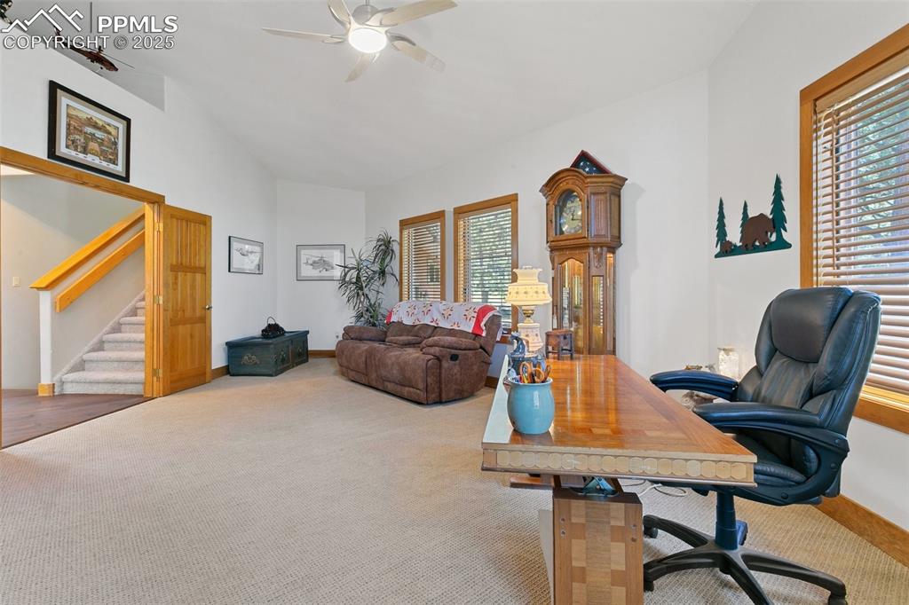 Image 14 of 50: Office