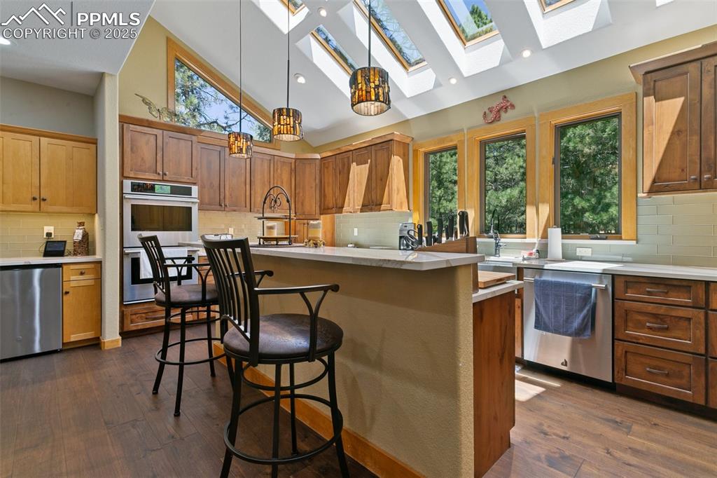 Image 15 of 50: Kitchen