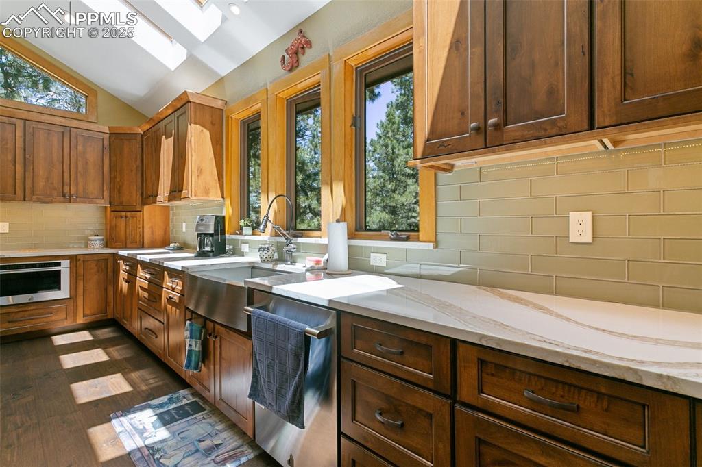 Image 16 of 50: Kitchen