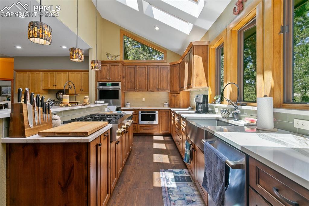 Image 17 of 50: Kitchen