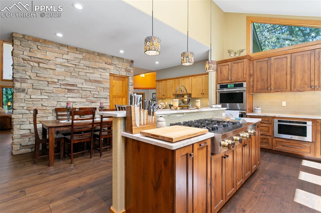 Image 18 of 50: Kitchen