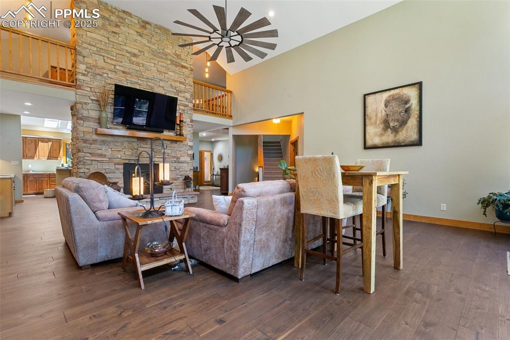 Image 29 of 50: Living Room