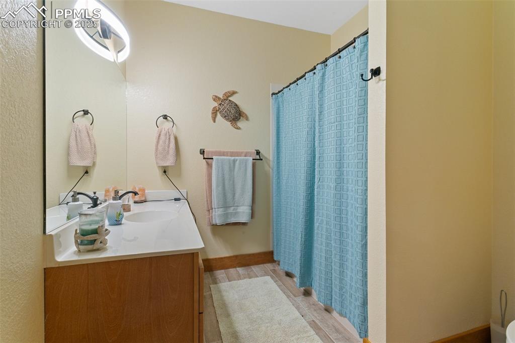 Image 45 of 50: Bathroom