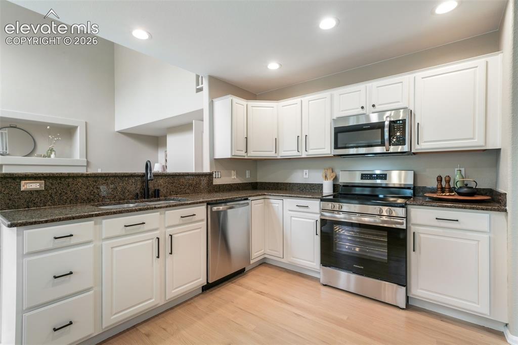Image 17 of 50: Kitchen