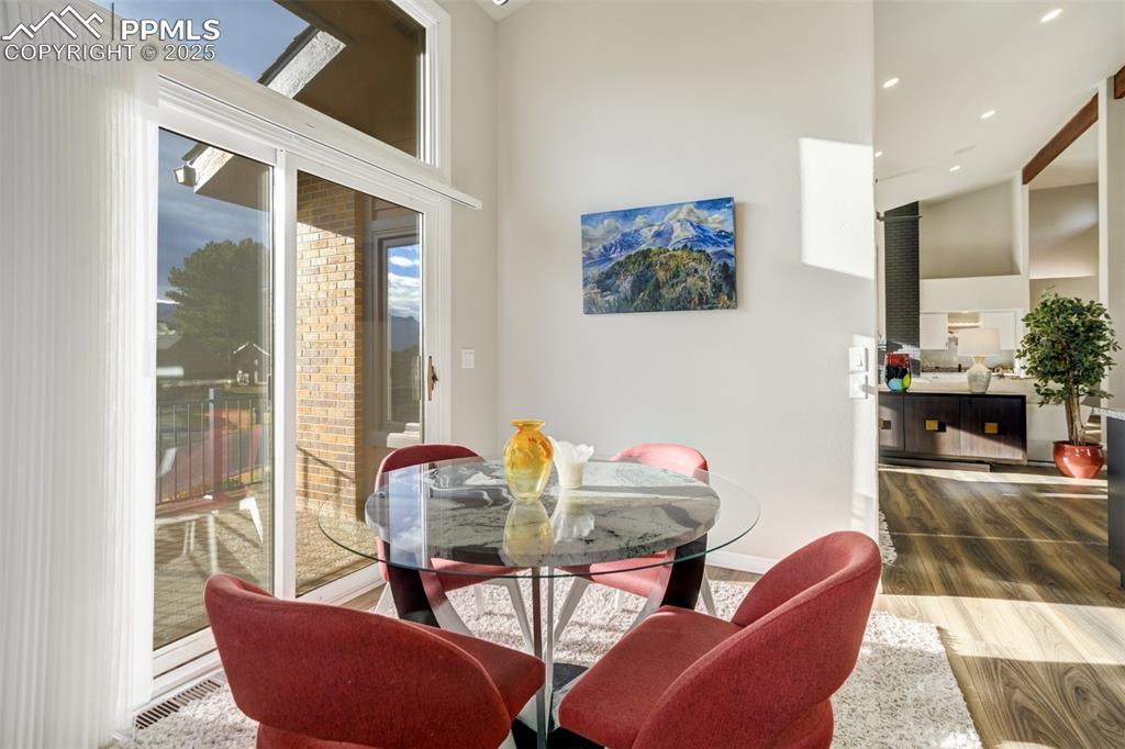 Image 10 of 33: Breakfast Area