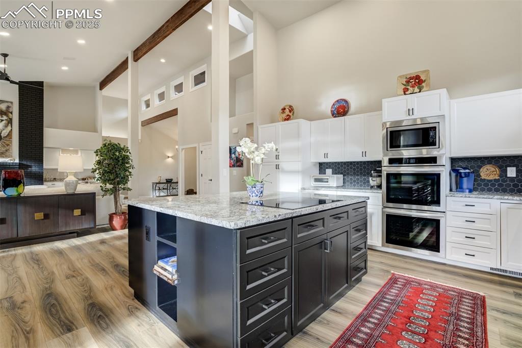 Image 11 of 33: Kitchen