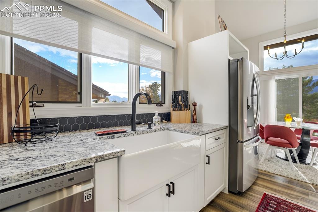 Image 12 of 33: Kitchen