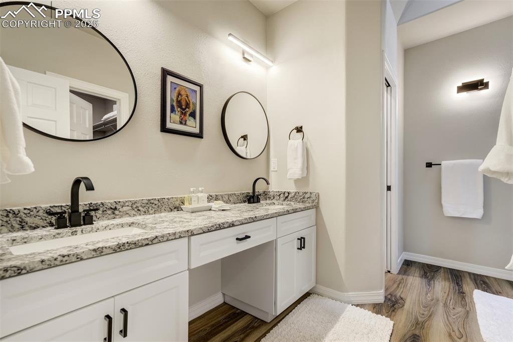 Image 22 of 33: Bathroom