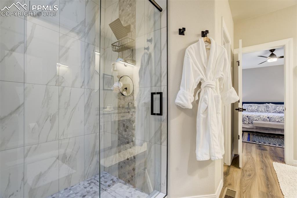 Image 23 of 33: Bathroom