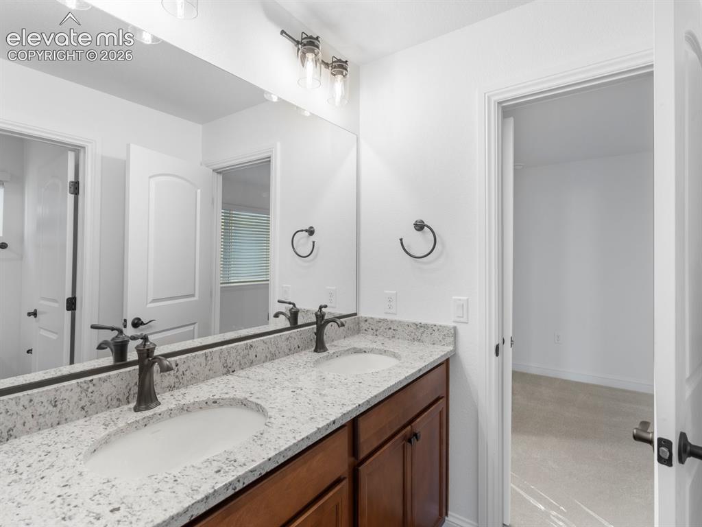 Image 18 of 30: Bathroom