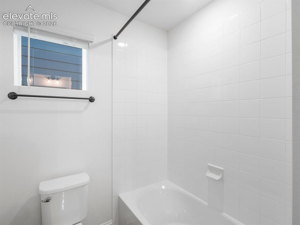 Image 19 of 30: Bathroom