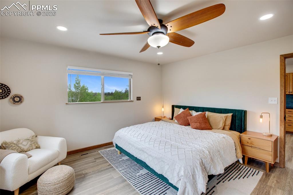 Image 11 of 50: Bedroom