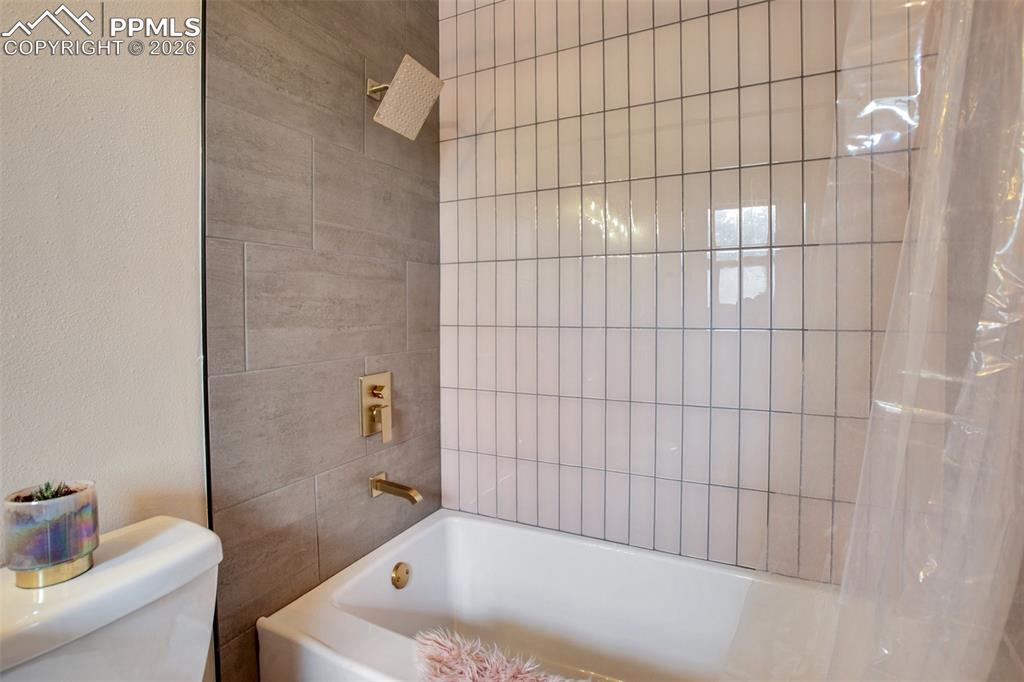 Image 17 of 50: Bathroom