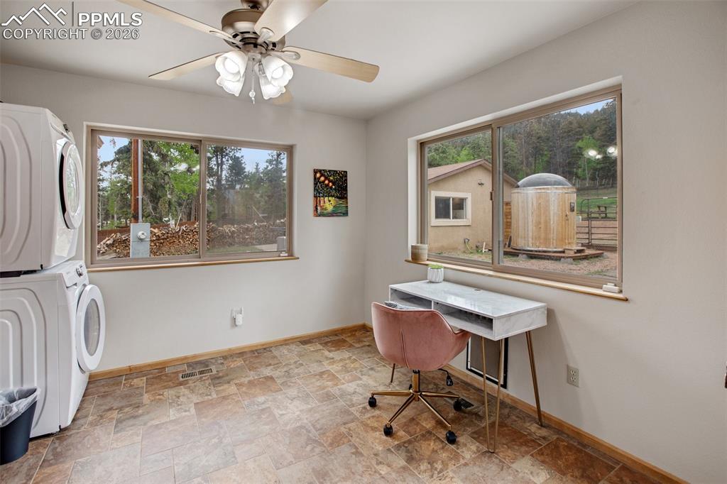 Image 18 of 50: Office