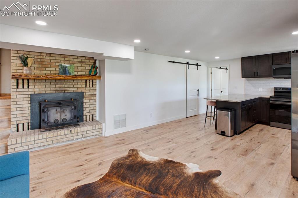 Image 23 of 50: Living Room