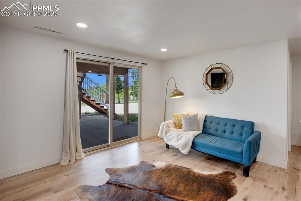 Image 25 of 50: Sitting Room