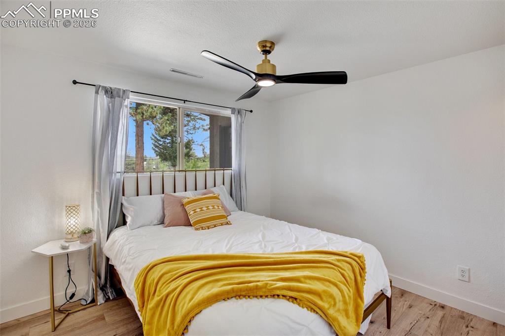 Image 26 of 50: Bedroom