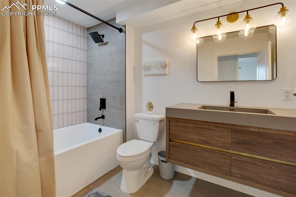 Image 28 of 50: Bathroom