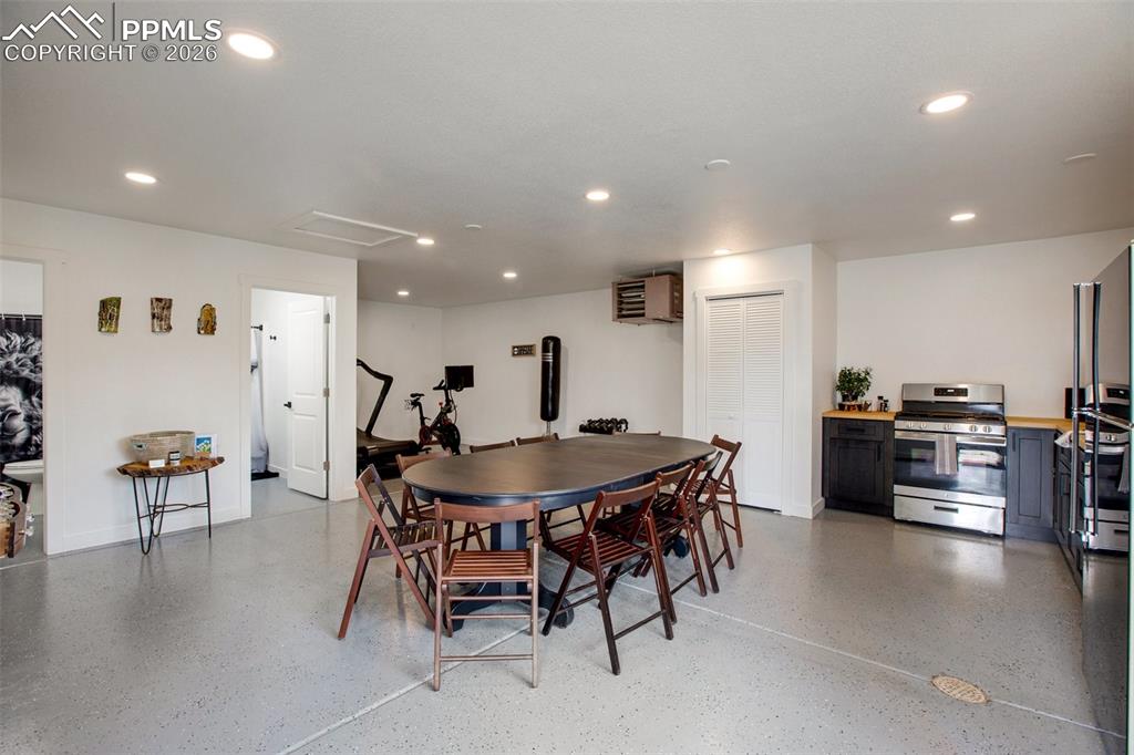 Image 36 of 50: Dining Area