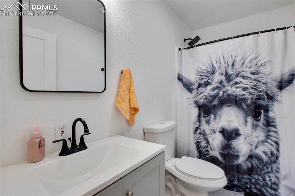 Image 38 of 50: Bathroom