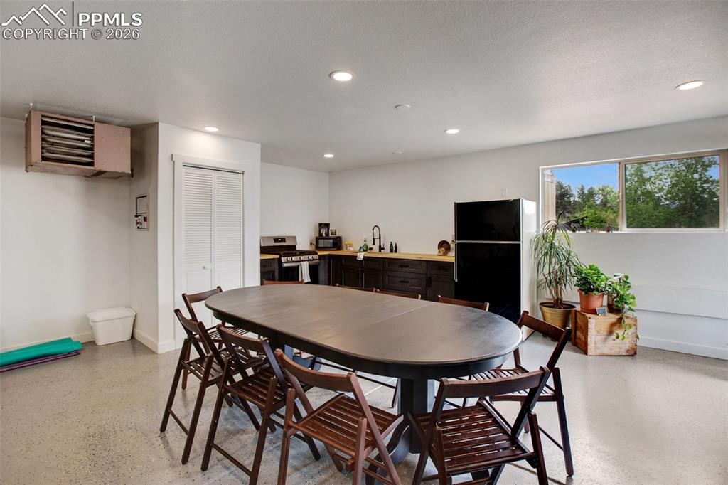 Image 40 of 50: Dining Area