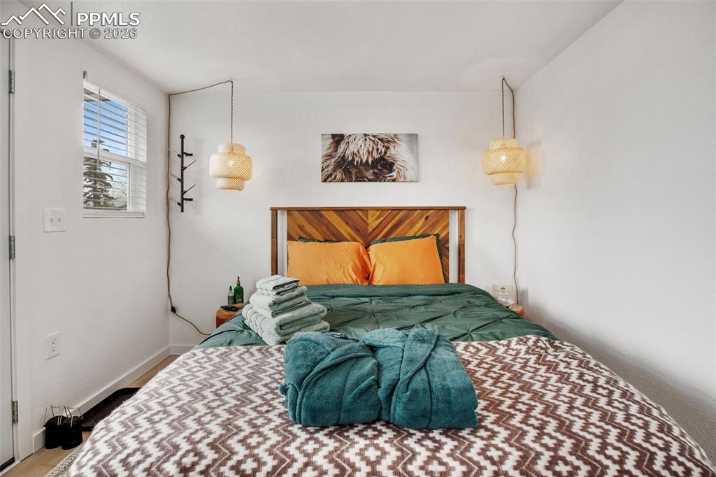 Image 48 of 50: Bedroom