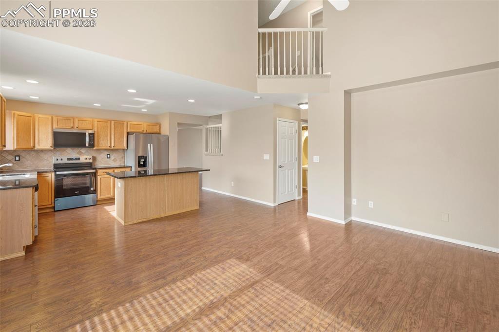 Image 14 of 48: Kitchen