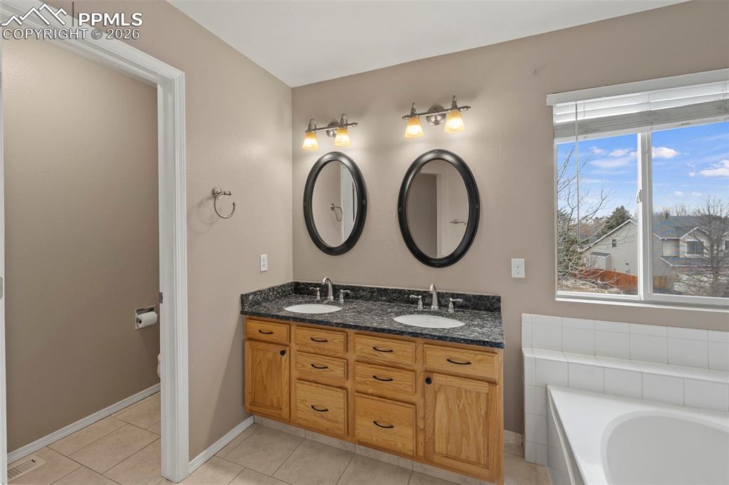 Image 27 of 48: Bathroom