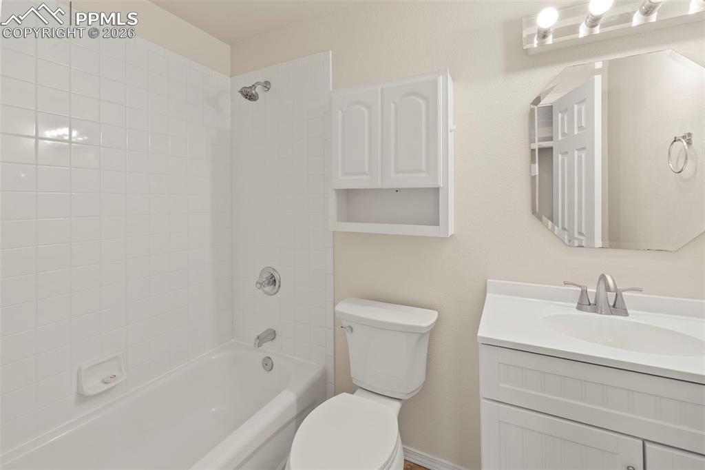 Image 41 of 48: Bathroom