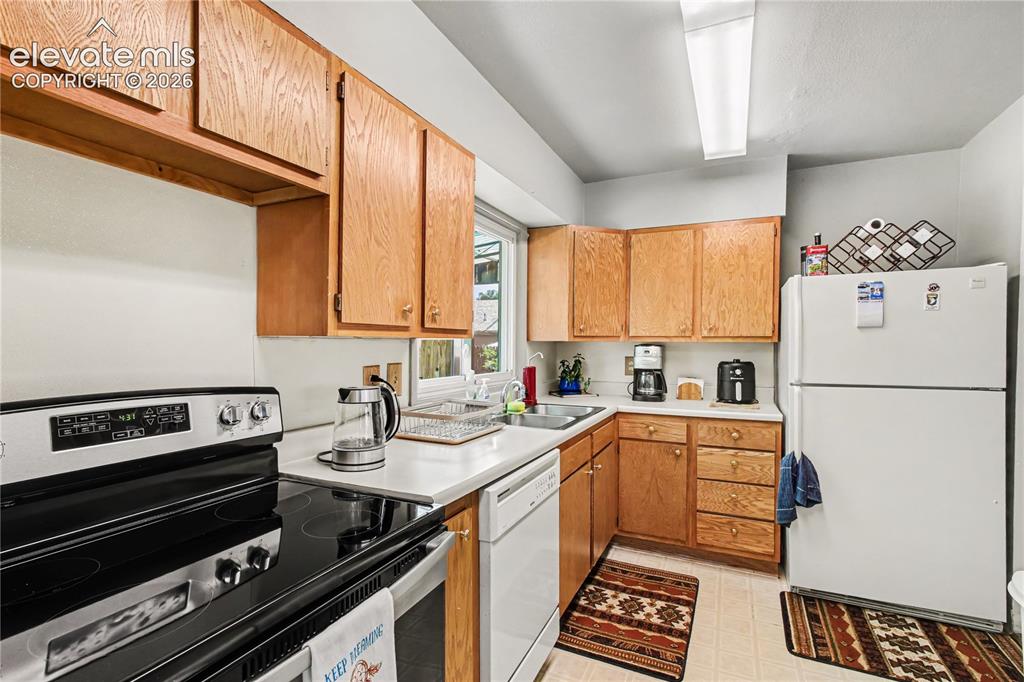 Image 9 of 24: Dining Area