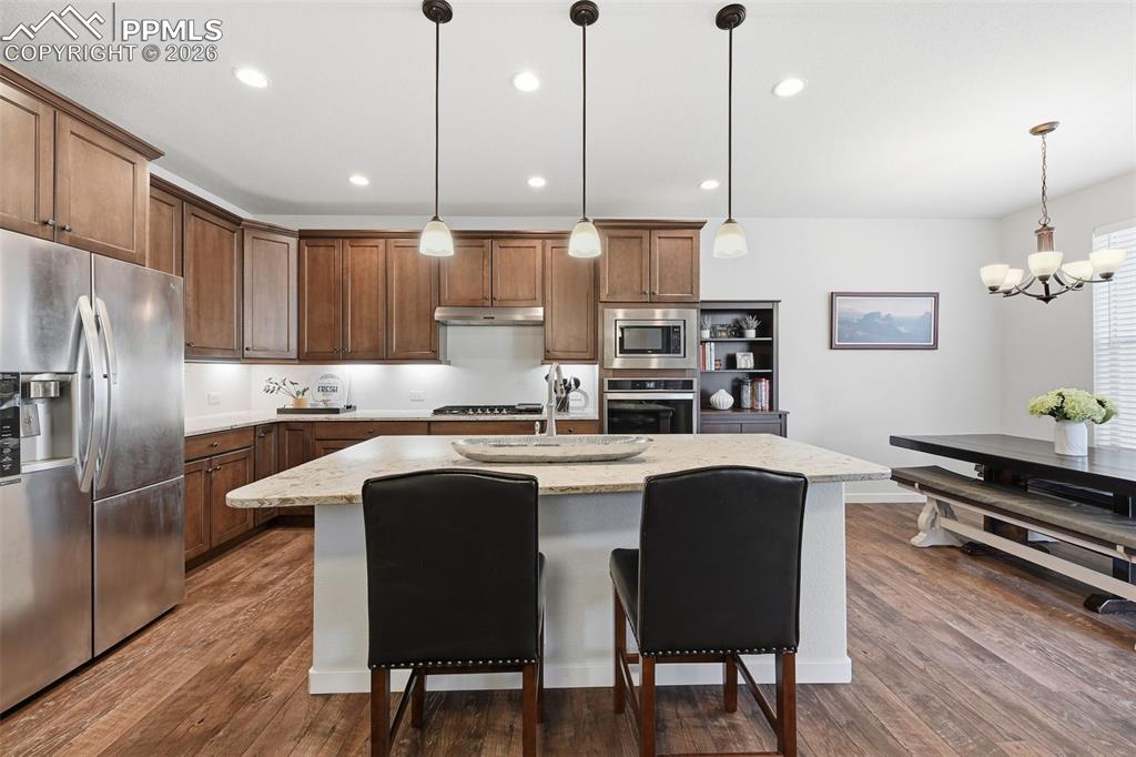 Image 8 of 39: Large island and upgraded lighting!