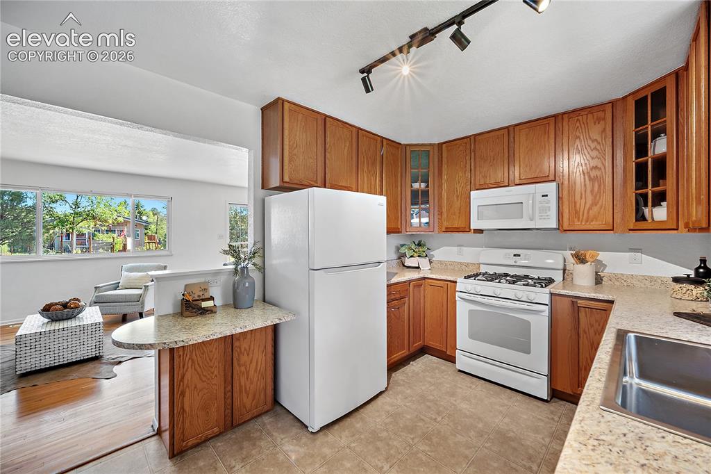 Image 11 of 41: Kitchen
