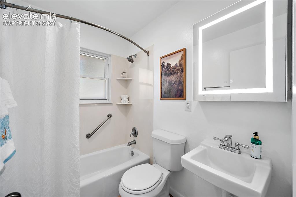Image 18 of 41: Bathroom