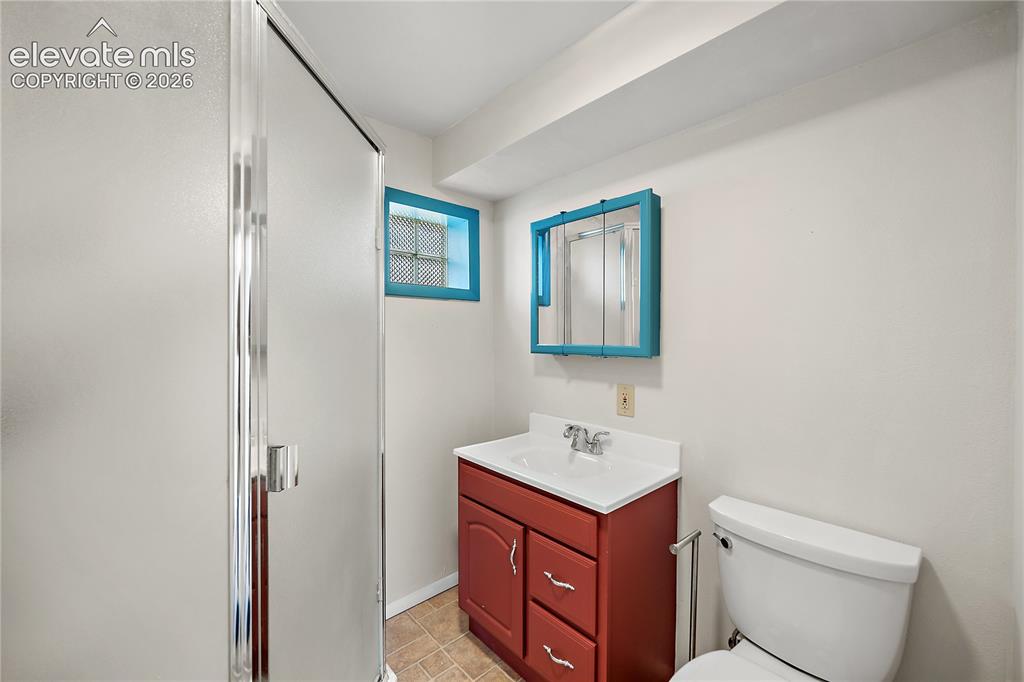 Image 23 of 41: Bathroom