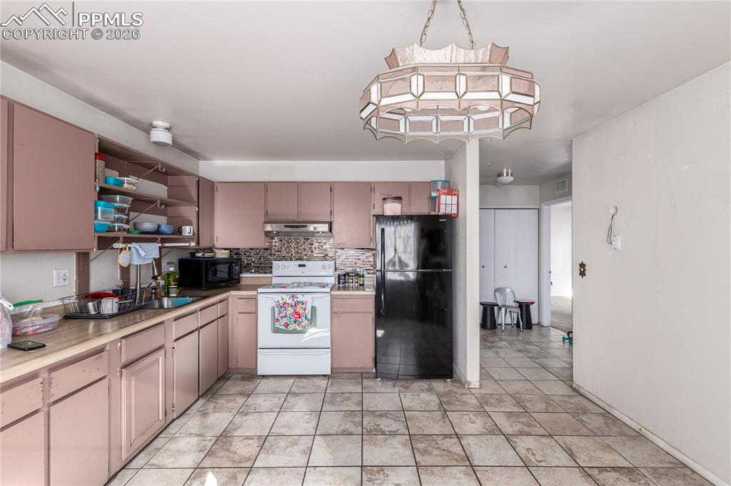 Image 16 of 35: Kitchen