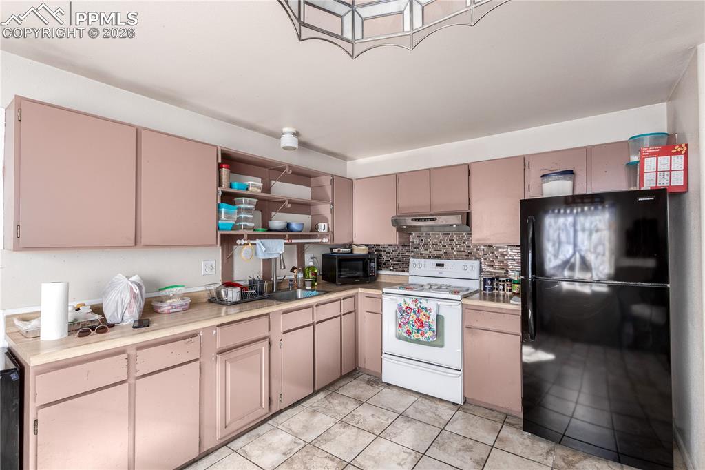 Image 17 of 35: Kitchen