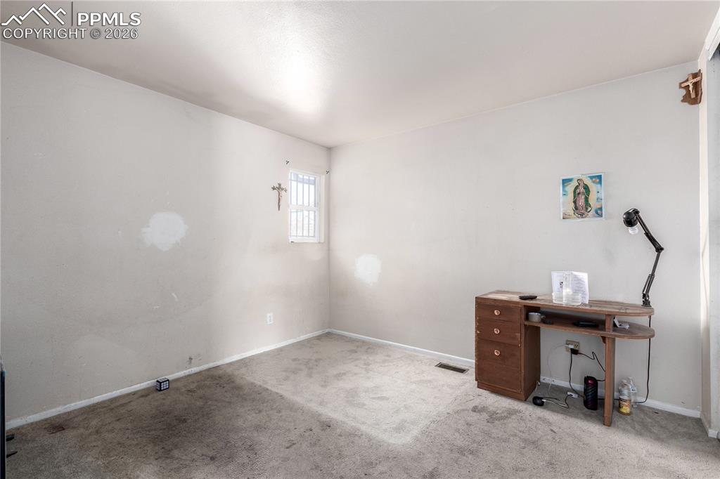 Image 19 of 35: Office