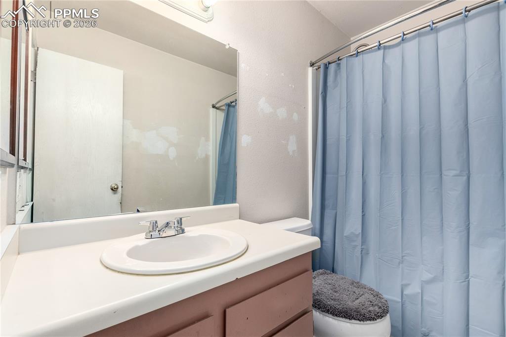 Image 24 of 35: Bathroom