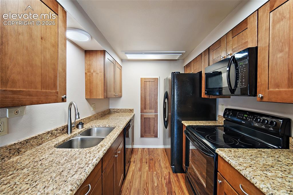 Image 12 of 32: Kitchen